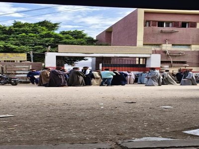 «سقطت عليهما نخلة».. أسر طفلين ينتظرون تشييع جثمانهما أمام مستشفى بأسيوط