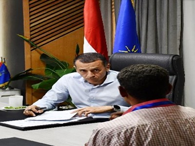 محافظ أسوان يوجه بسرعة بصرف مساعدات مالية لعدد من الحالات المستحقة