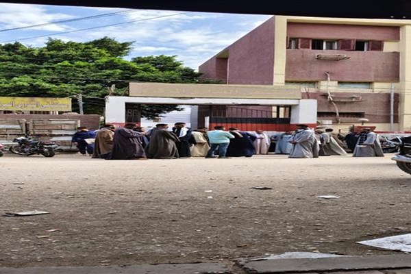 «سقطت عليهما نخلة».. أسر طفلين ينتظرون تشييع جثمانهما أمام مستشفى بأسيوط