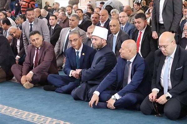 وزير الأوقاف و3 محافظين يؤدون صلاة الجمعة بمسجد السيدة خديجة بالجيزة |صور