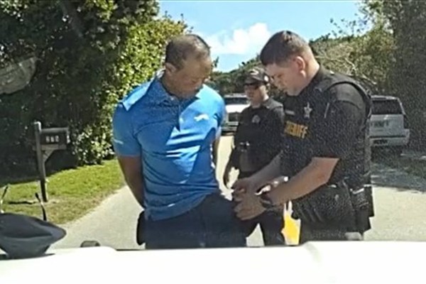 القصة الكاملة.. كواليس القبض على نجم الجولف العالمي تايجر وودز بتهمة القيادة مخمورًا وحديثه عن دونالد ترامب
