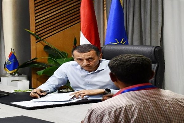 محافظ أسوان يوجه بسرعة بصرف مساعدات مالية لعدد من الحالات المستحقة